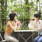 テラス席で話す女性