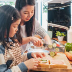 子どもと料理をする母親