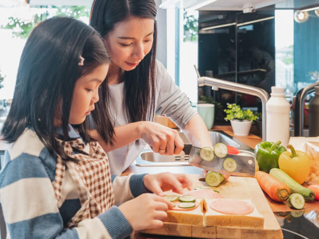 子どもと料理をする母親