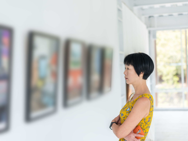 絵画を楽しむ人