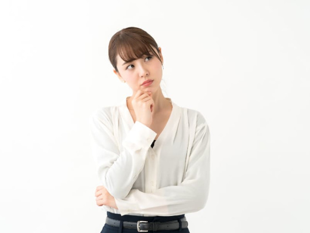 留学について悩んでいる女性